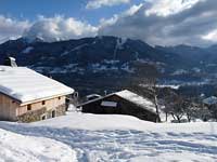 La ferme en hiver avec la vur le domaine skiable du Grand Massif.